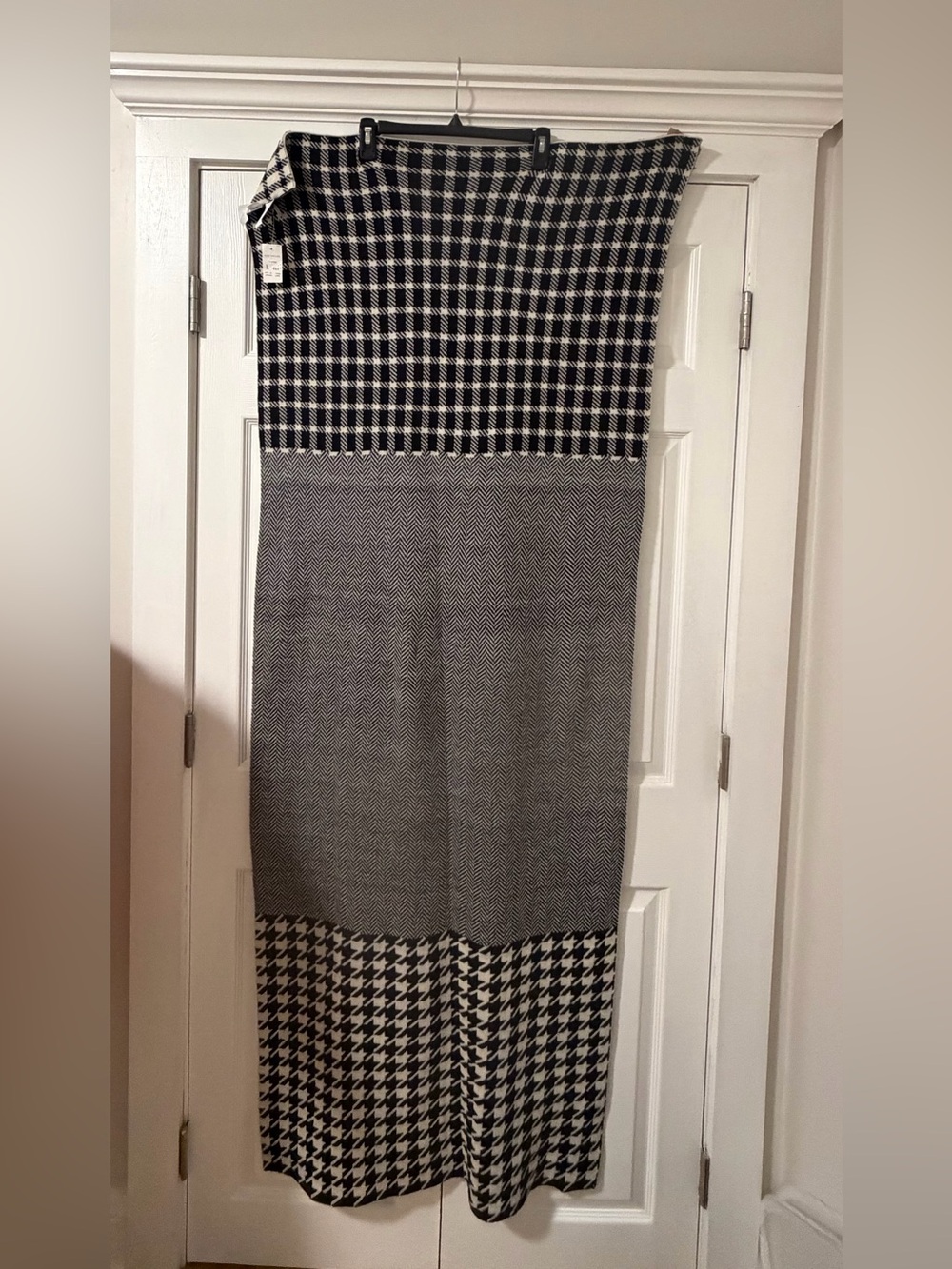 Ann Taylor Black and White Patterned scarf